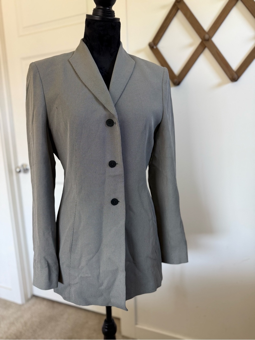 Women’s Tailored Gray Blazer - Sleek Three-Button Jacket